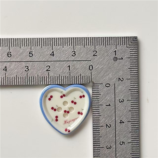 grid patterned red blue heart-shaped apple round button 20#,apple random color mixing
