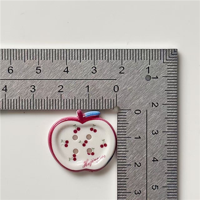 grid patterned red blue heart-shaped apple round button 20#,apple random color mixing