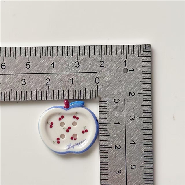 grid patterned red blue heart-shaped apple round button 20#,apple random color mixing