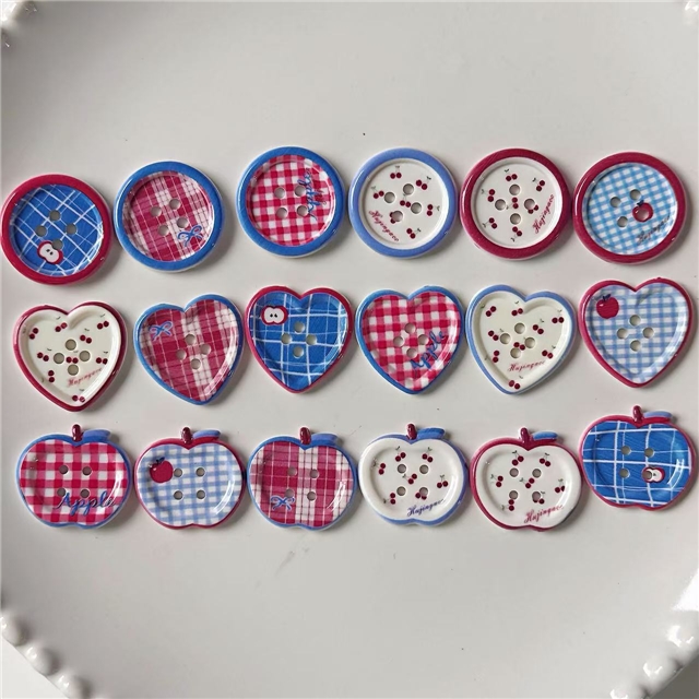 grid patterned red blue heart-shaped apple round button 20#,apple random color mixing